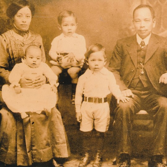 Chang Family Tamworth c1912 540 x 540